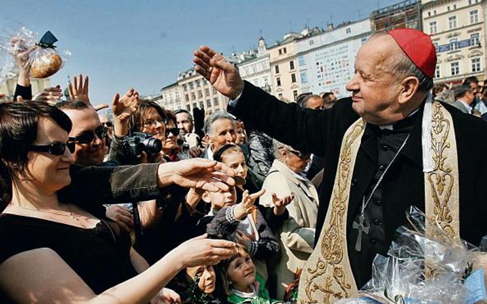 Kard. Dziwisz święcił pokarm na rynku