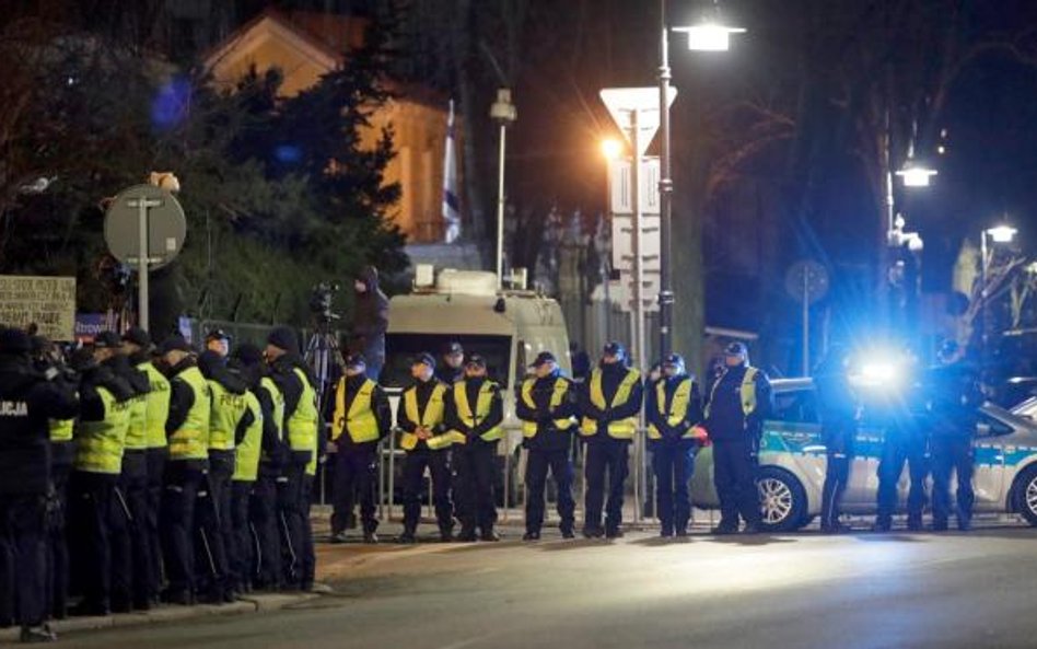 Mimo odwołania demonstracji policja zamknęła ulice wokół Ambasady Izraela w Warszawie.