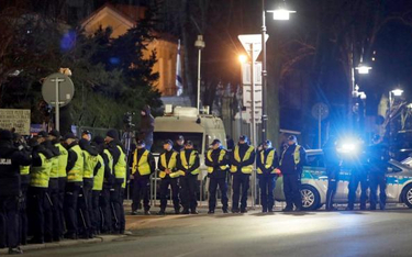 Mimo odwołania demonstracji policja zamknęła ulice wokół Ambasady Izraela w Warszawie.