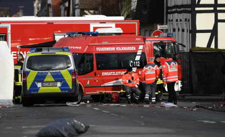 Niemcy: 52 rannych po tym, jak samochód wjechał w tłum