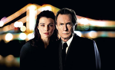 Analityk wywiadu Johnny Worricker (Bill Nighy) podejrzewa, że jego piękna sąsiadka (Rachel Weisz) je