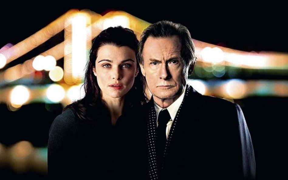 Analityk wywiadu Johnny Worricker (Bill Nighy) podejrzewa, że jego piękna sąsiadka (Rachel Weisz) je