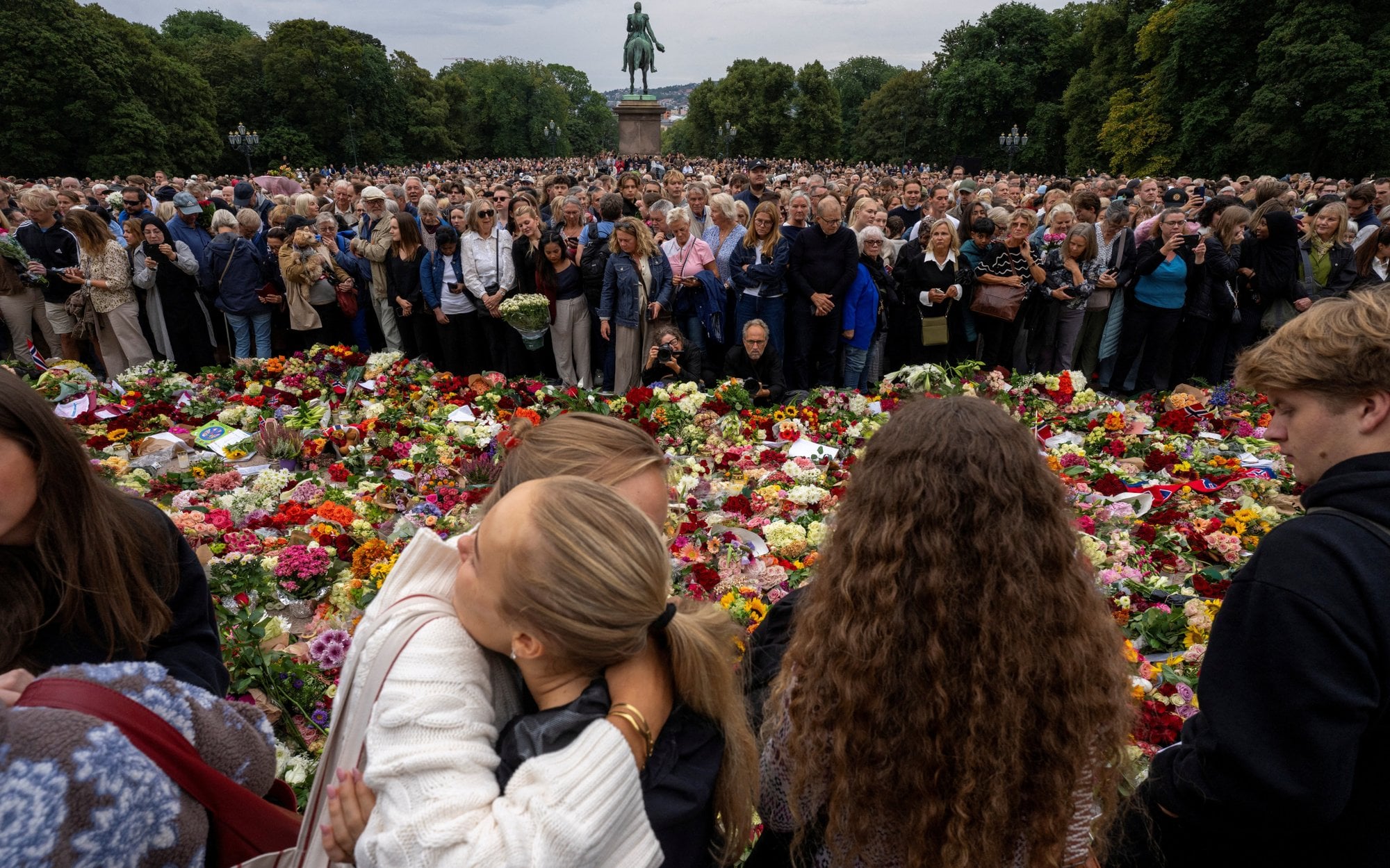 Norwegowie żegnają króla Haralda V. Tysiące ludzi przed pałacem w Oslo