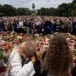 Żałobnicy przed Pałacem Królewskim w Oslo