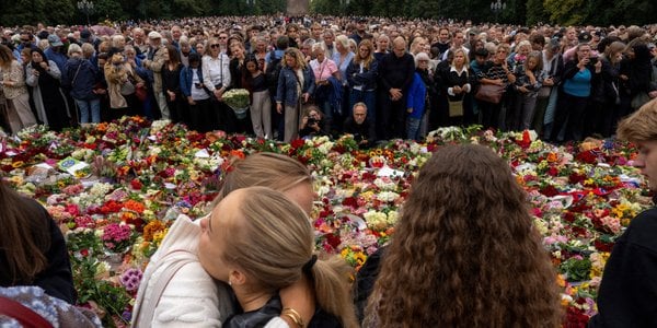 Norway mourns King Harald V: Thousands gather before Oslo palace