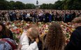 Żałobnicy przed Pałacem Królewskim w Oslo
