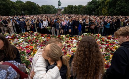 Żałobnicy przed Pałacem Królewskim w Oslo