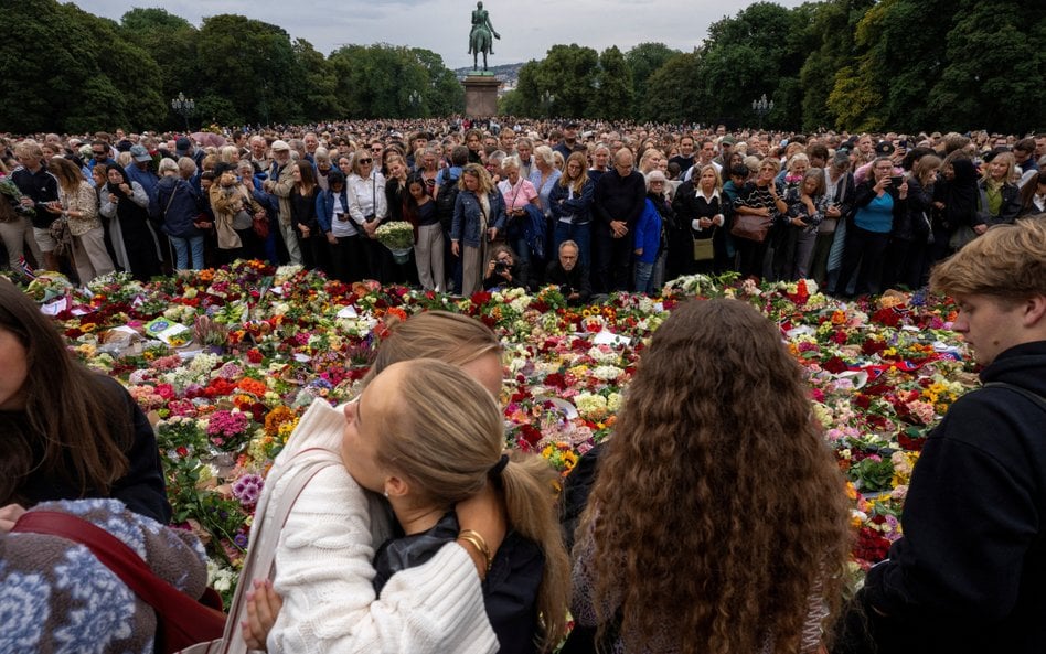 Żałobnicy przed Pałacem Królewskim w Oslo