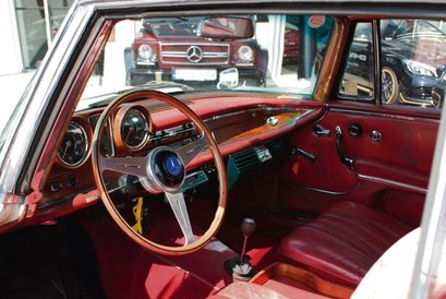 Wersja na amerykański rynek musiała mieć drążek zmiany biegów w kierownicy.