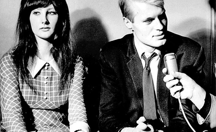 Pisarz z żoną Mariną podczas wywiadu dla wydawnictwa Gallimard, Paryż, listopad 1963 r.