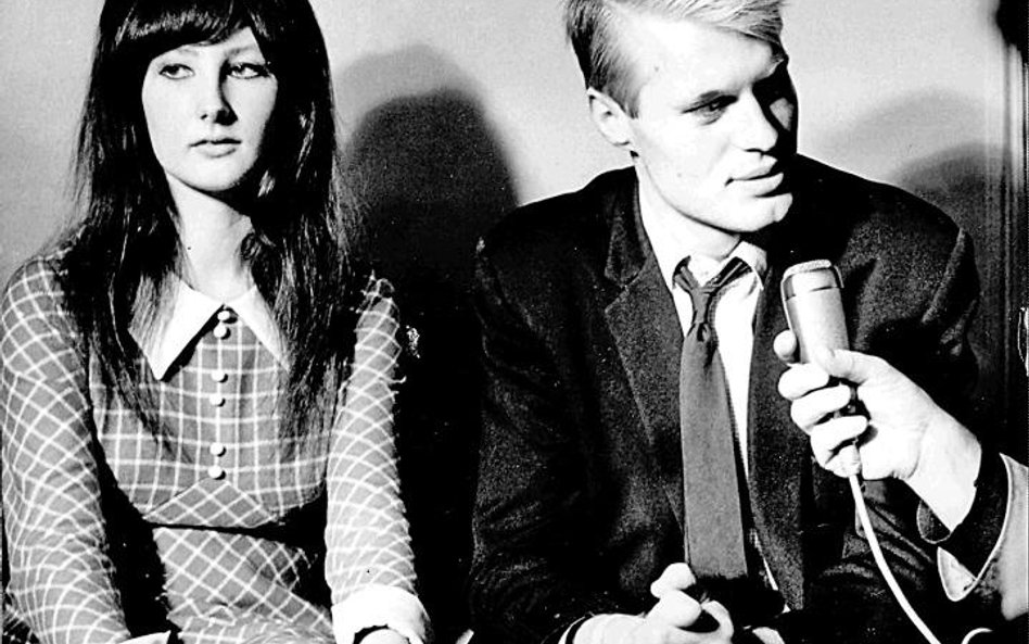 Pisarz z żoną Mariną podczas wywiadu dla wydawnictwa Gallimard, Paryż, listopad 1963 r.