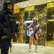 Policjant z niepokojem przygląda się występowi roznegliżowanego kowboja w lobby Trump Tower.