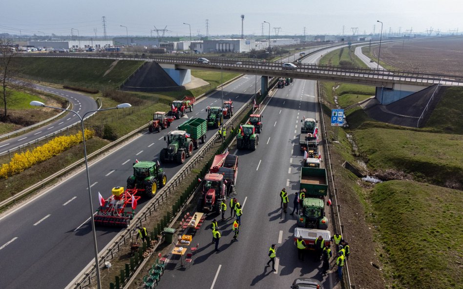 Rolnicy blokujący drogę S11