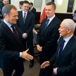 Donald Tusk wita Boniego na pierwszym posiedzeniu rządu. Wtedy oczekiwano, że będzie prymusem