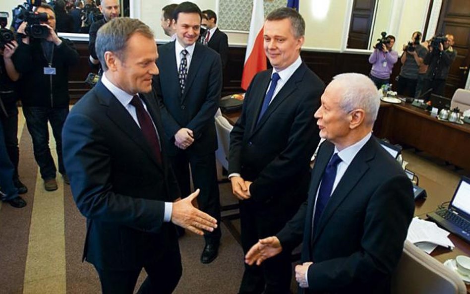 Donald Tusk wita Boniego na pierwszym posiedzeniu rządu. Wtedy oczekiwano, że będzie prymusem