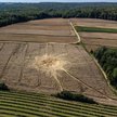 Miejsce upadku rosyjskiej rakiety w miejscowości Tarnawa-Kolonia