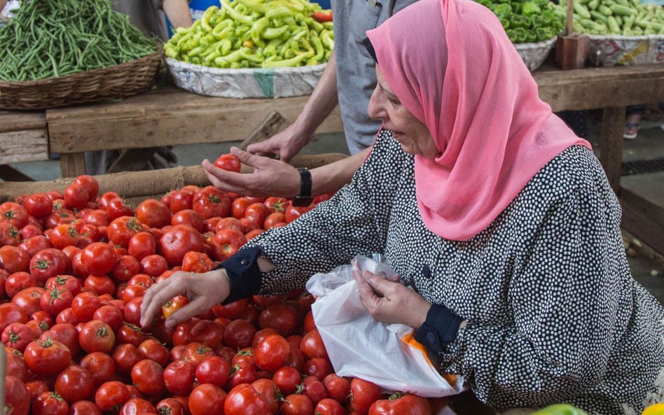 Raport FAO: Ceny żywności na świecie nadal spadają