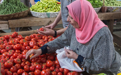 Raport FAO: Ceny żywności na świecie nadal spadają