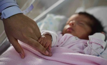 Badanie: Dziecko może zakazić się koronawirusem w łonie matki