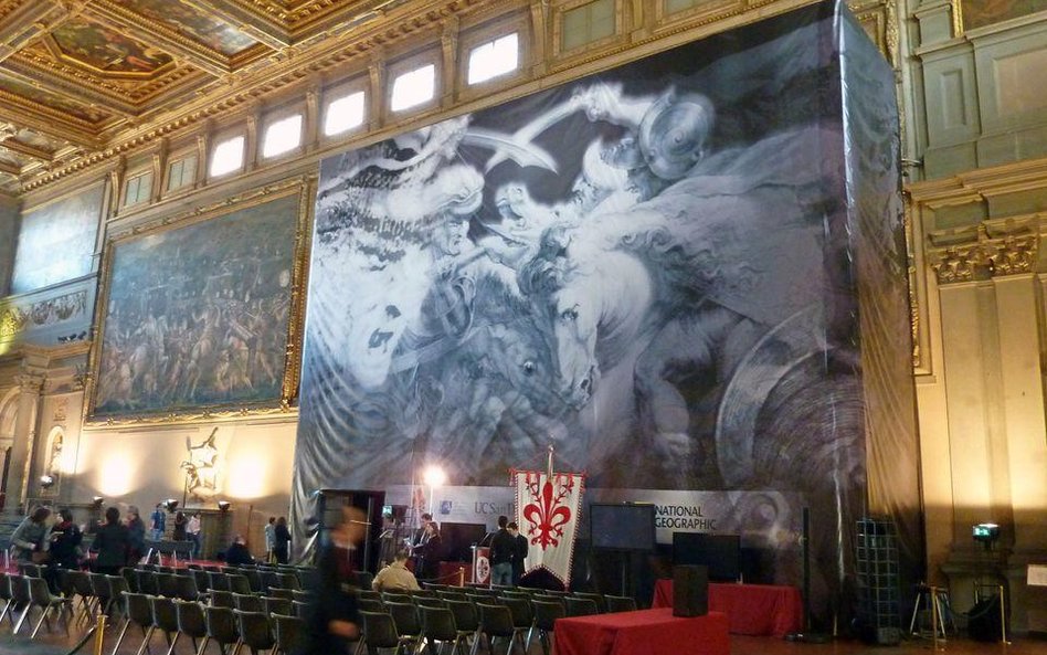 Prezentacja przedstawia fresk Leonarda da Vinci, który może być ukryty w Palazzo Vecchio we Florencj