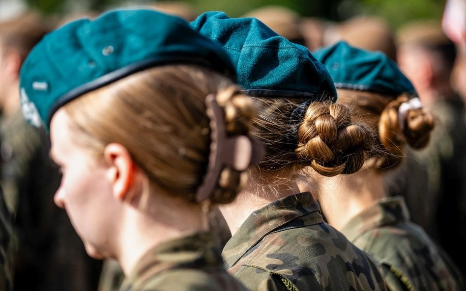 Szkolenia wojskowe dla kobiet. Większość Polaków popiera ten pomysł