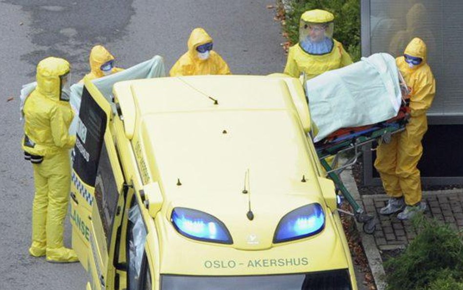 Karetka w Oslo wiezie do szpitala chorą wolontariuszkę