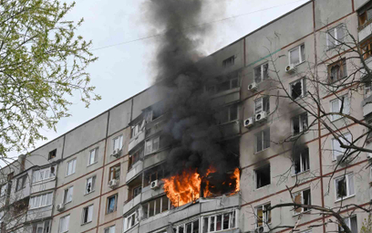 Pożar budynku mieszkalnego w Charkowie, do którego doszło w wyniku rosyjskiego ostrzału