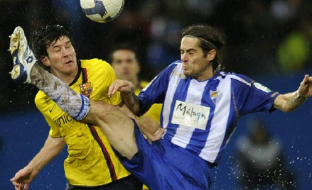 Barcelona (z lewej Lionel Messi) jest nowym liderem w Hiszpanii