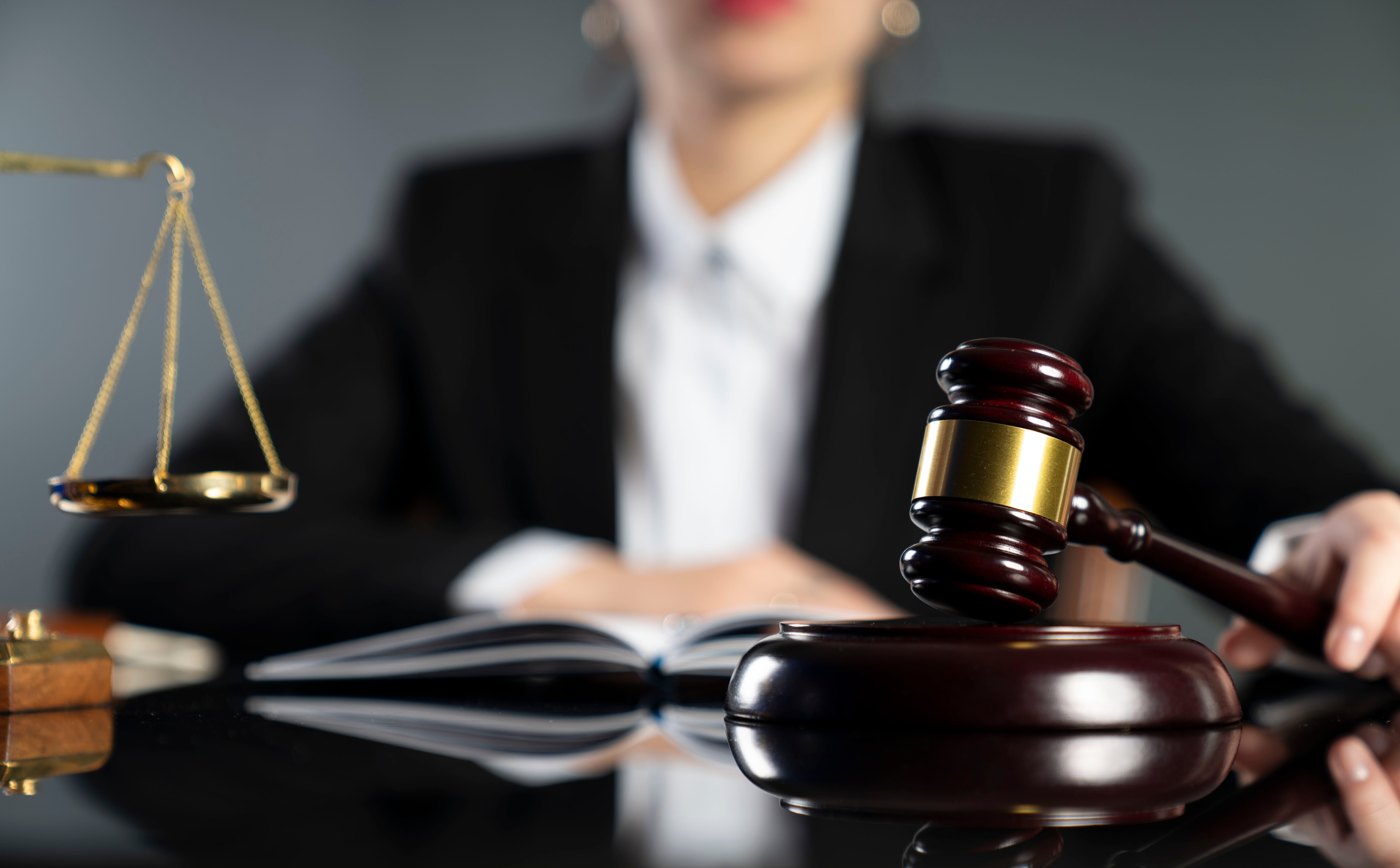 Znana prawniczka, elegancki strój i podatkowe koszty. Co na to fiskus?