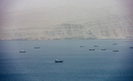 Cieśnina Ormuz, widziana od strony Sułtanatu Oman, pomiędzy miejscowościami Al Jirri i Khasab, w reg