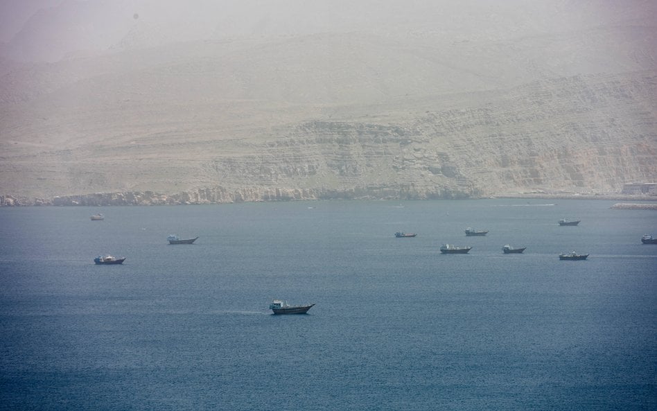 Cieśnina Ormuz, widziana od strony Sułtanatu Oman, pomiędzy miejscowościami Al Jirri i Khasab, w reg