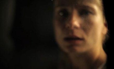 Magdalena Cielecka - wideoinstalacja Samanty Stuhr "Bez światła"