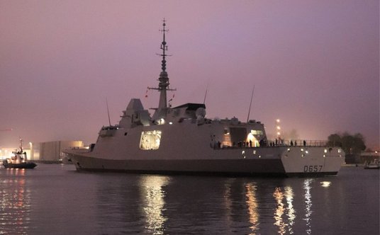 Ostatnia francuska fregata FREMM opuszcza Lorient w drodze na próby morskie.