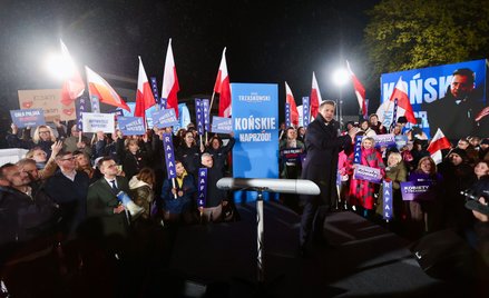Kandydat KO Rafał Trzaskowski z sympatykami po debacie w Końskich