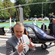 Pawlak pruje limuzyną, młodzi idą za stodołę...