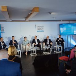 Uczestnicy debaty „Inwestycje przedsiębiorstw warunkiem rozwoju polskiej gospodarki. Jak je sfinanso