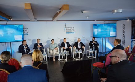 Uczestnicy debaty „Inwestycje przedsiębiorstw warunkiem rozwoju polskiej gospodarki. Jak je sfinanso