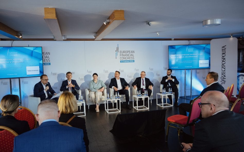 Uczestnicy debaty „Inwestycje przedsiębiorstw warunkiem rozwoju polskiej gospodarki. Jak je sfinanso