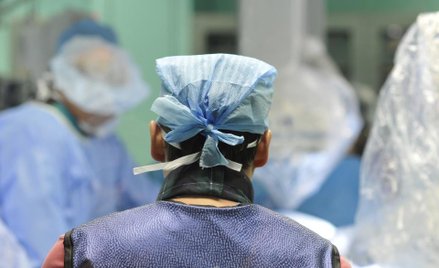 Pacjent zmarł po operacji nosa. Lekarze usłyszeli zarzuty
