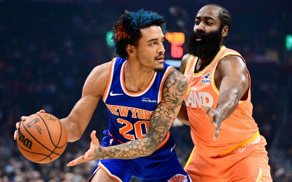 Jeremy Sochan i James Harden w meczu New York Knicks z Cleveland Cavaliers