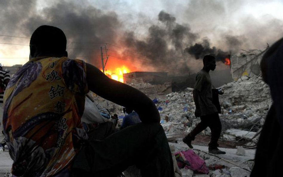 Haiti, Port-au-Prince. Akcja gaśnicza przy pożarze po trzęsieniu ziemi