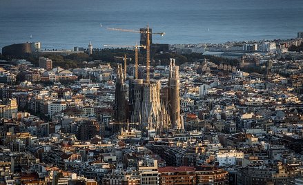 Zwiedzanie Sagrada Familia w Barcelonie to jedna z najpopularniejszych rozrywek turystów i pasażerów