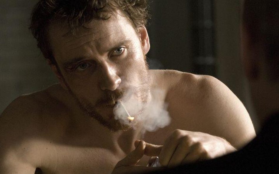 Michael Fassbender w "Głodzie" jako Bobby Sands, irlandzki terrorysta podejmujący więzienną głodówkę