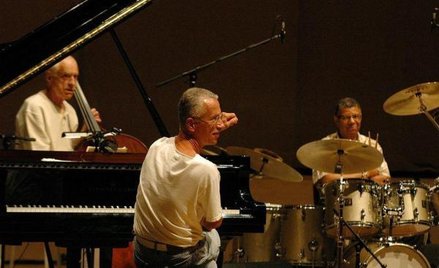 Chociaż od momentu powstania w 1983 r. trio firmowane jest także nazwiskami kontrabasisty Gary'ego P