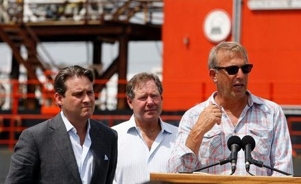 Byli partnerzy oskarżają Kevina Costnera (po prawej) o zatajenie przed nimi informacji o planowanym 