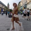 Kobieta spaceruje ulicą Wangfujing w Pekinie