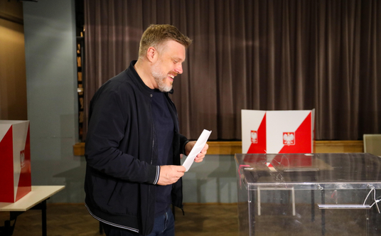 Der linke Abgeordnete Adrian Zandberg gab seine Stimme in einem Wahllokal in Warschau ab