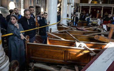 Kair: Zniszczenia w zaatakowanym w czasie mszy kościele przy koptyjskiej katedrze.