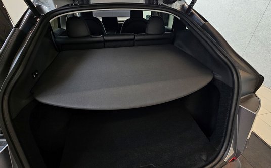 Model Y otrzymał poprawioną zasłonę bagażnika
