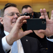 Premier landu grał na telefonie podczas spotkań z Merkel